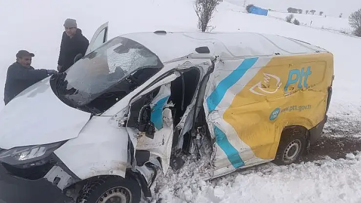 Yük treni minübüsle çarpıştı