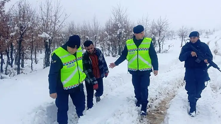 Yolda mahsur kalan vatandaş jandarma ekiplerince kurtarıldı