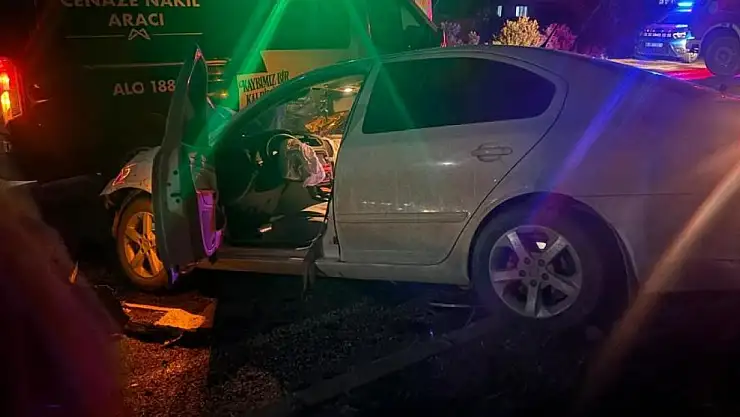 Karşı şeride geçen tır iki araca çarptı