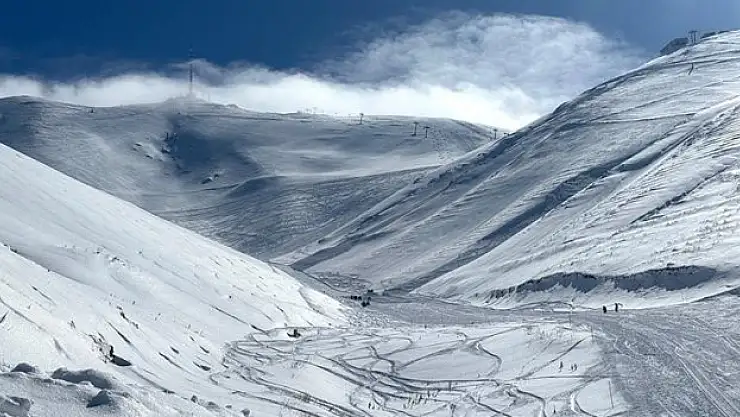 Çığ kayak merkezinin kuzey pistine aktı