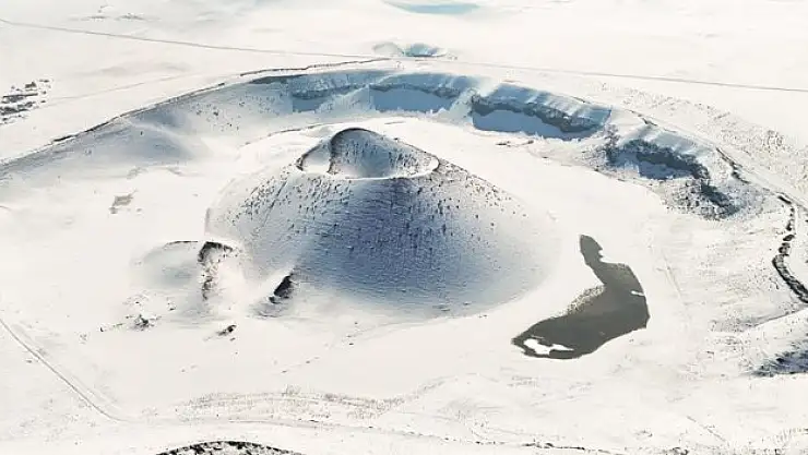 Meke Gölü beyaza büründü