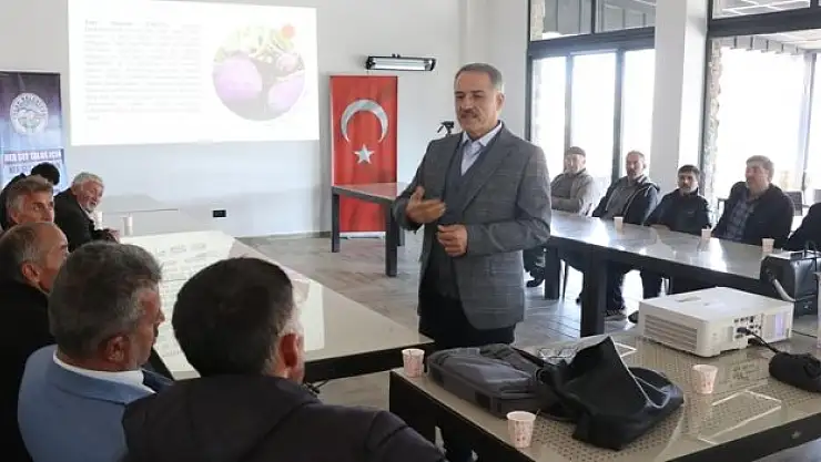 Ziraat profesörü gönüllü eğitim veriyor