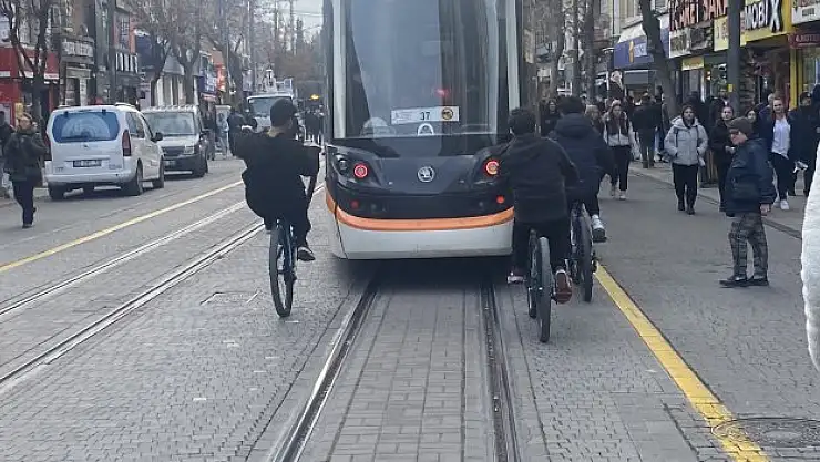 Çocuklar canlarını tehlikeye attı