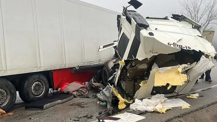 Bariyerlere çarpan tırın sürücüsü yaralandı