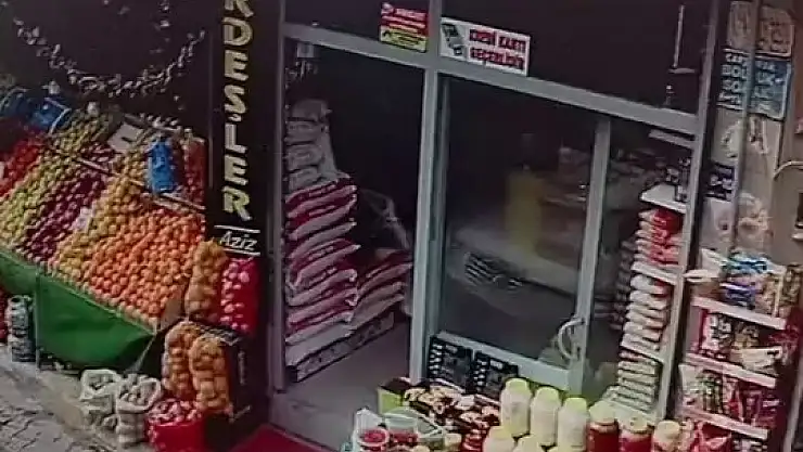 Elazığ'da otomobil manav tezgahına çarptı