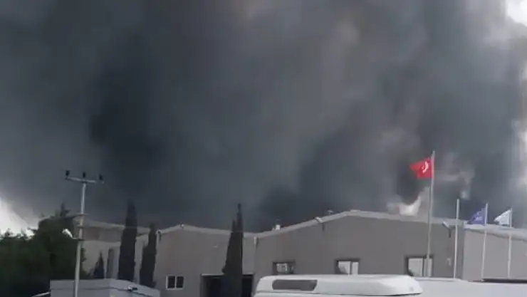 Edirne'de fabrika yangınına müdahale ediliyor