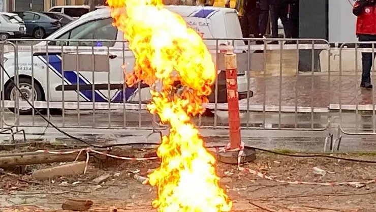 Sondaj çalışması sırasında çıkan metan gazı yanmaya devam ediyor