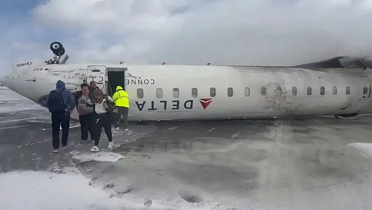 Kanada'ya iniş yapan yolcu uçağı ters döndü: 18 yaralı