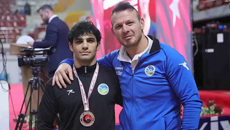 Sakarya Büyükşehir güreşçisi Eren Ülkü Türkiye şampiyonu oldu