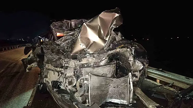 Otomobil, kamyona arkadan çarptı