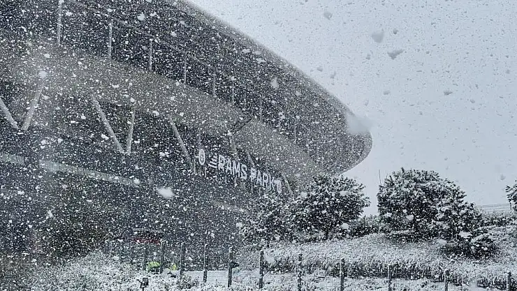 Ali Sami Yen'de kar yağışı etkili oluyor