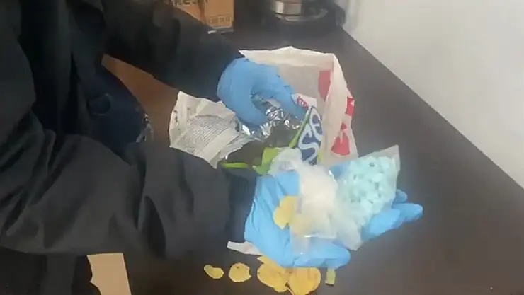 Cips kutusundan uyuşturucu çıktı
