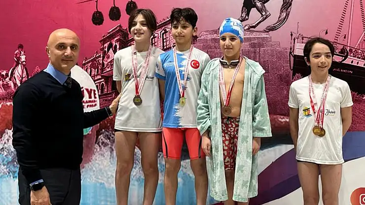Minik yüzücüler madalya için yarıştı