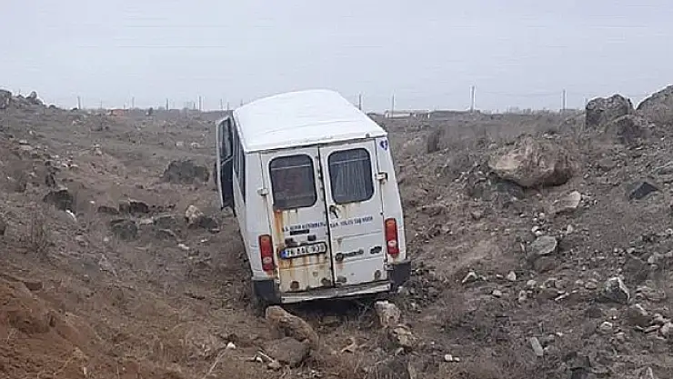 Öğrencileri taşıyan minibüs, şarampole yuvarlandı