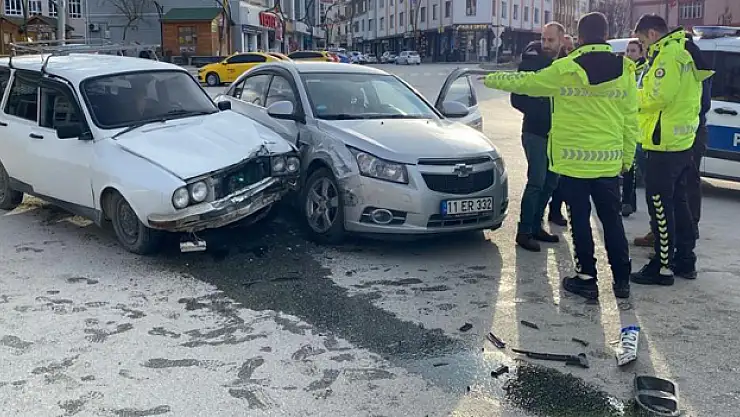 Konya'da iki otomobil çarpıştı