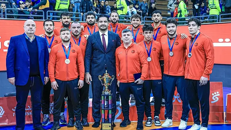 Serbest Güreş Milli Takımı, gümüş madalya kazandı