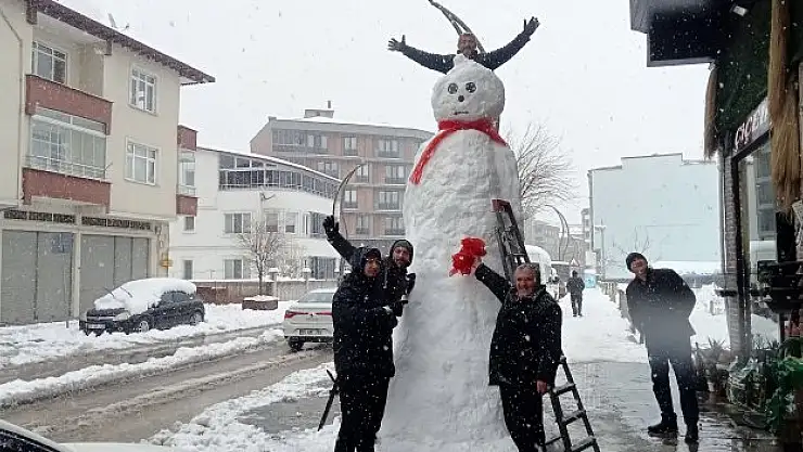 Gençlerden 3 metrelik kardan adam