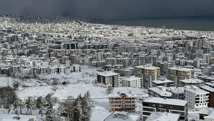 Kar küreme ve tuzlama çalışmalarını sürdürüyor