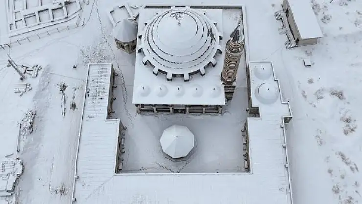 Tarihi yapılar karla kaplandı