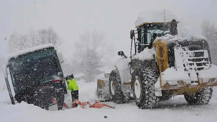 Yolcu otobüsü kara saplandı