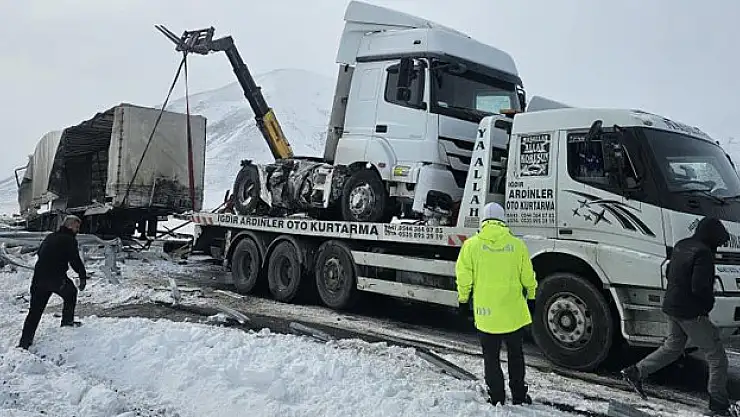 Cam yüklü tır kaza yaptı