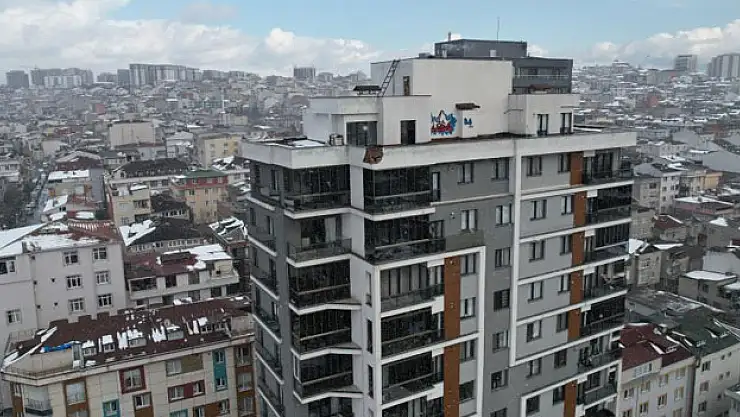 Binanın çatısına yıldırım düştü