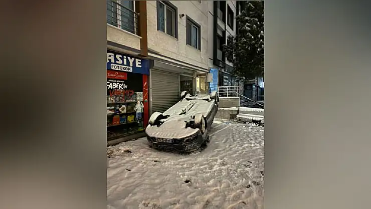 Kar küreme kamyonunun çarptığı otomobil ters döndü