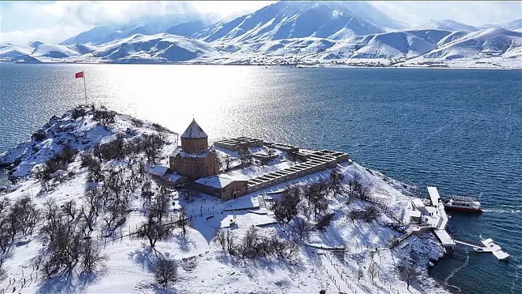 Akdamar Adası ziyaretçilerini ağırlıyor