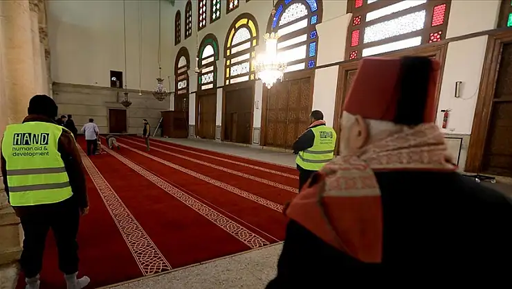 Emevi Camisi'ne Gaziantep'te üretilen halılar serildi