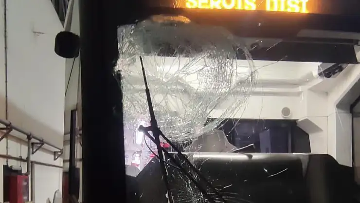 İçine taş sıkıştırılarak atılan kartopu, tramvayın camını kırdı