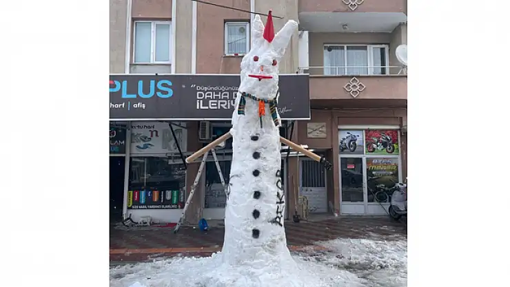 Bafra'da esnaftan 4,2 metrelik dev kardan adam