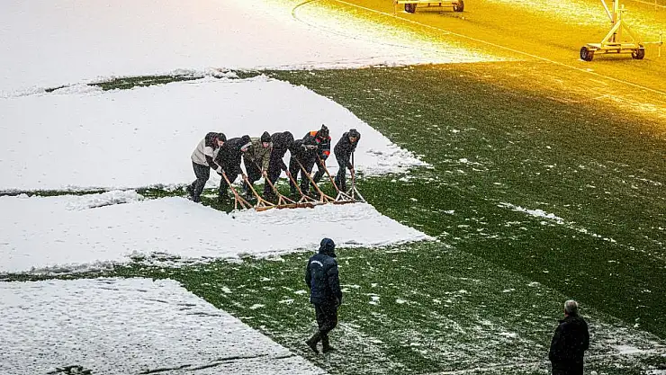 Trabzonspor'un sahasında kar temizleme çalışmaları sürüyor