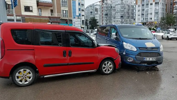 İki ayrı dolmuş çarpıştı