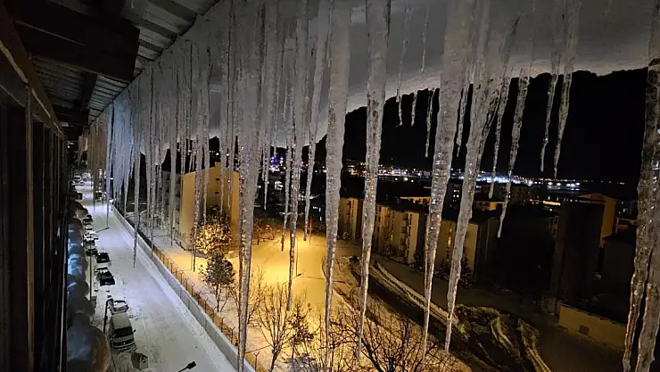 Çatılarda 2 metrelik buz sarkıtları oluştu