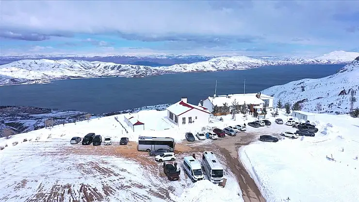 Göl manzaralı kayak merkezi yaklaşık 40 bini aşkın kişiyi ağırladı