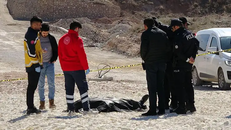 Yol kenarında ölü bulundu