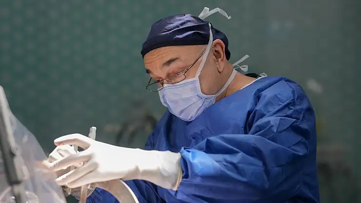 Guinness Rekortmeni doktor, 2 bininci ameliyatını gerçekleştirdi