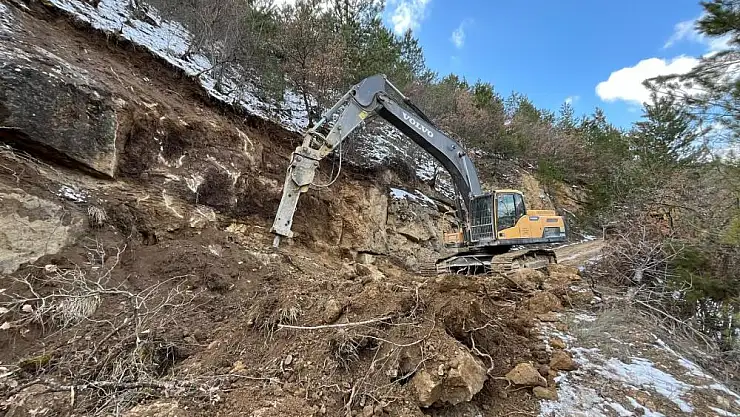kopan kayalar ve toprak köy yolunu ulaşıma kapattı