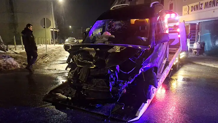 İki aracın çarptığı kazada 3 kişi yaralandı