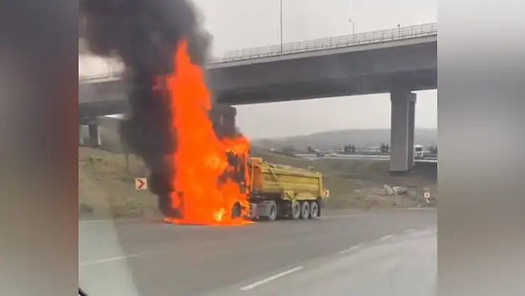 Hafriyat kamyonu alev alev yandı