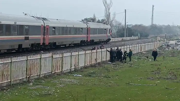 Trenin çarptığı genç adam ağır yaralandı