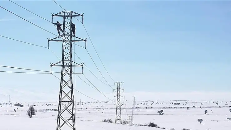 Elektrik arıza ekipleri kara kışta zorlu mesaide