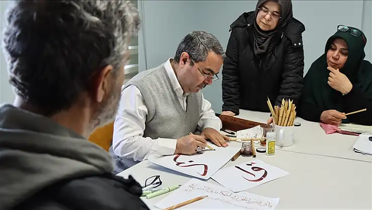 Hat sanatına gönül veren imam, yeni hattatlar yetiştiriyor
