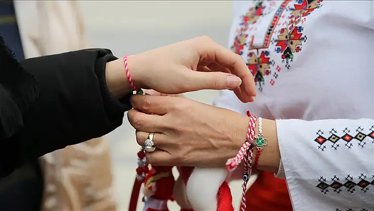 Edirne'de 'marteniçka' bilekliği dağıtıldı