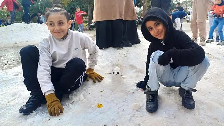 Çocukların kar sevinci: 'İlk defa kar gördük'