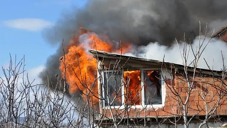 Alevlerin içine dalıp can kurtaran komşu, o korku dolu anları anlattı
