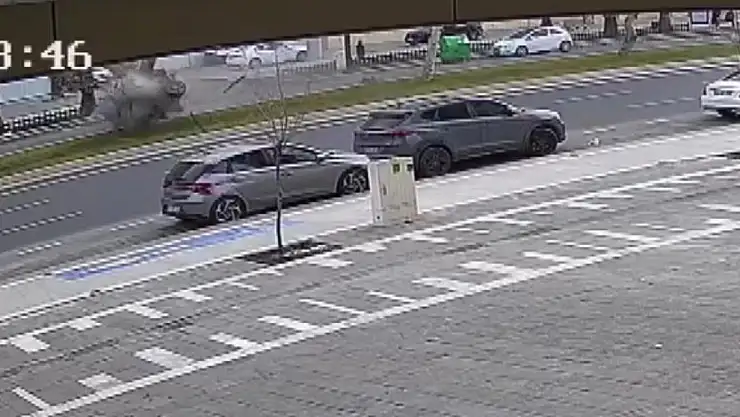 Otomobil ağaca çarptı