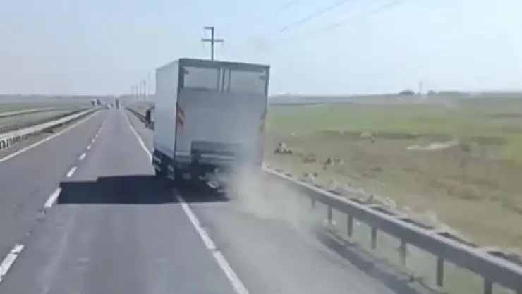 Şarampole giden aracın sürücüsünü korna çalarak uyarmaya çalıştı