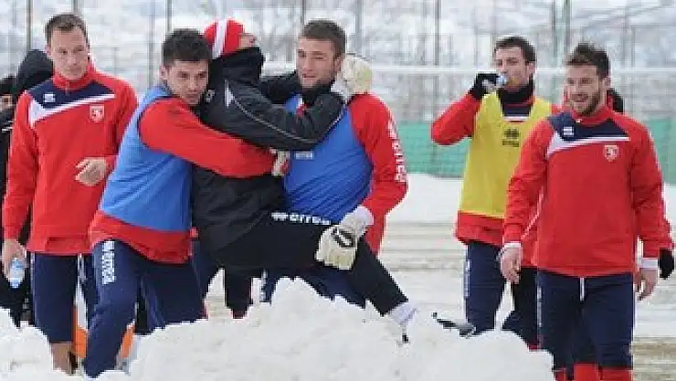 Samsunspor kar altında çalıştı