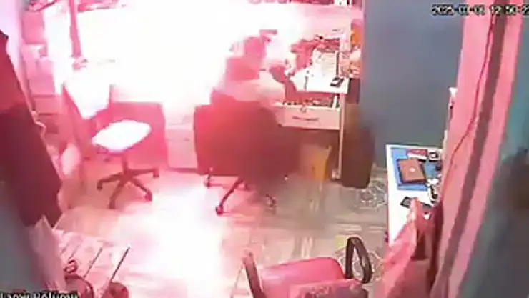 bataryası şişen cep telefonu böyle patladı